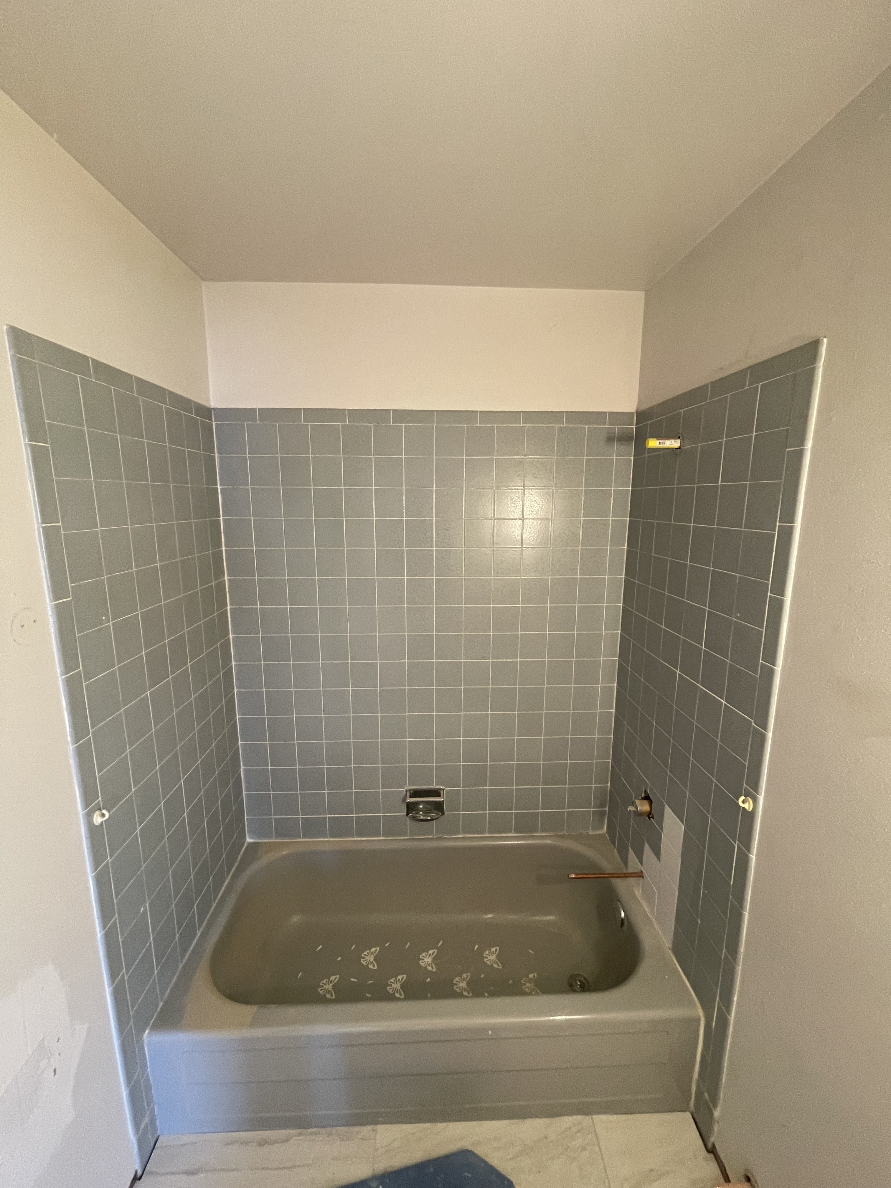 Tub and tile surround before refinishing
